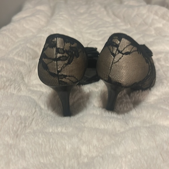 Lace covered short heels - Picture 3 of 3